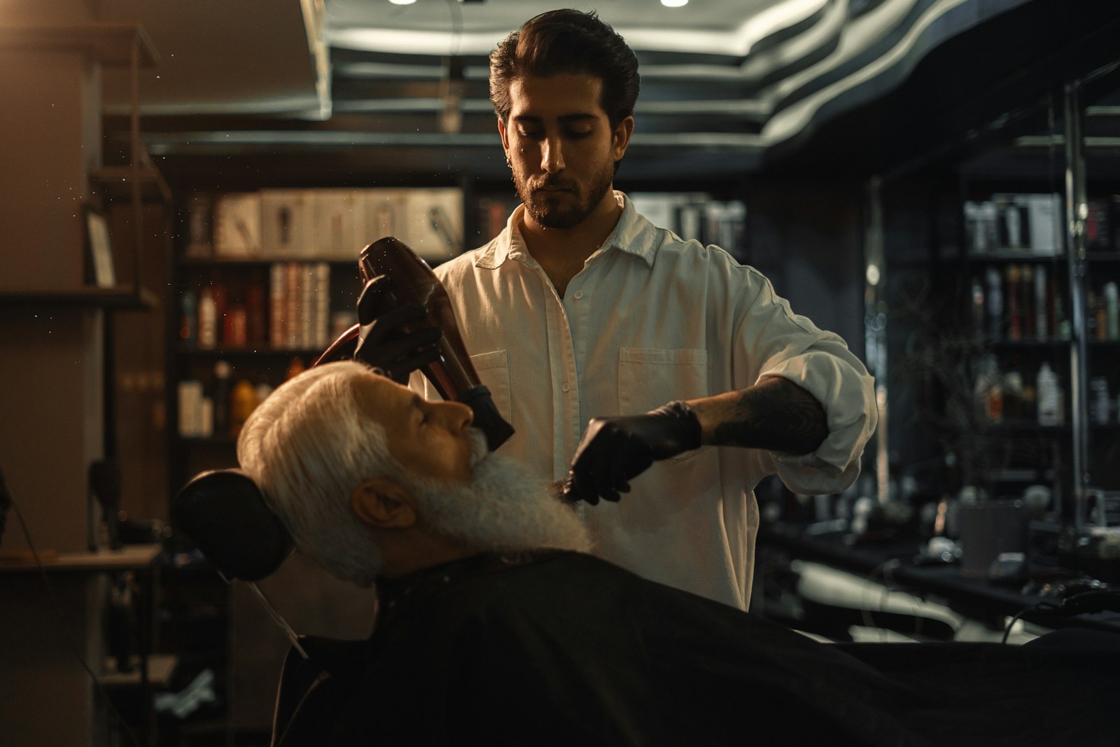 Pelanggan dipotong rambut di barbershop