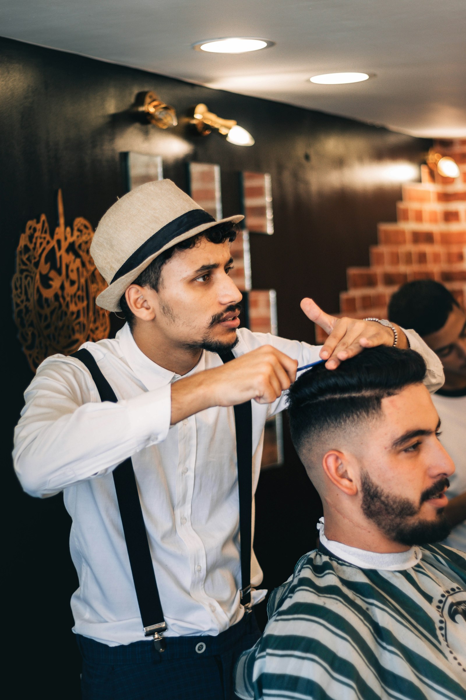 Kapster memotong rambut pelanggan