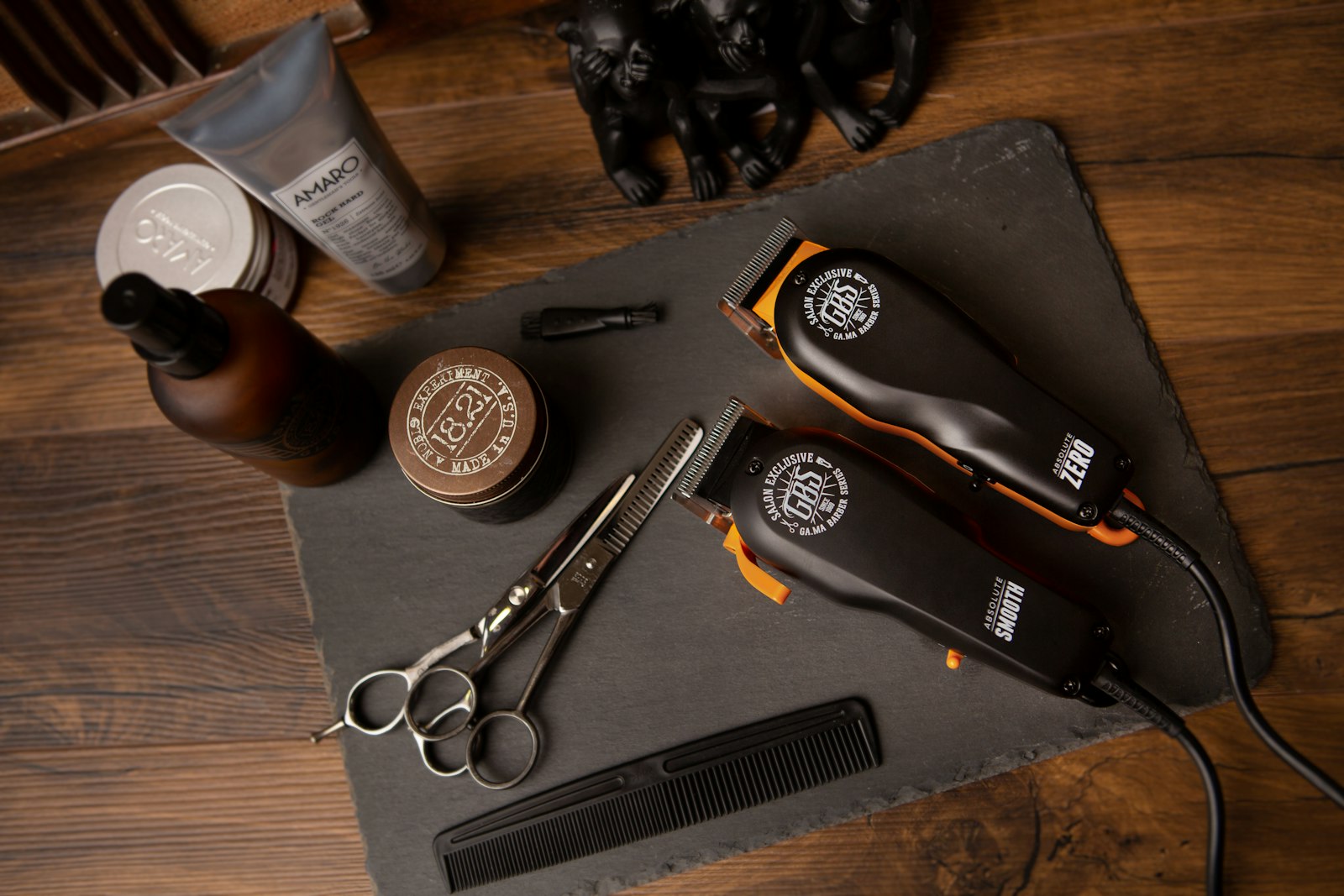 Mesin cukur, gunting, sisir dan pomade